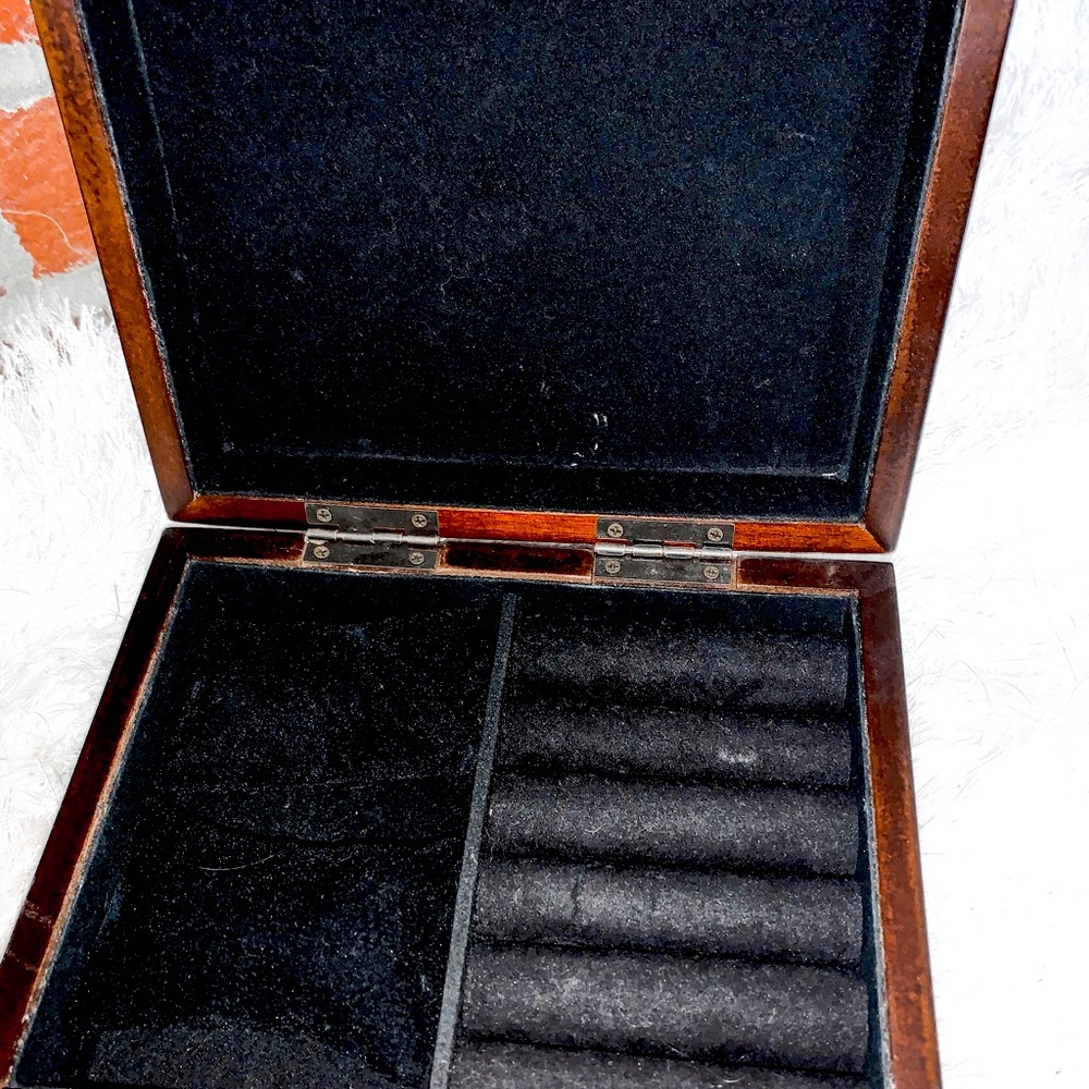 Wooden jewelry box